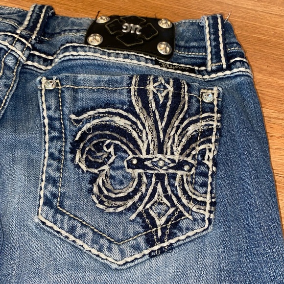 Miss Me crop jeans Rhinestone pockets, silver stitching. Size 30 - Picture 8 of 10